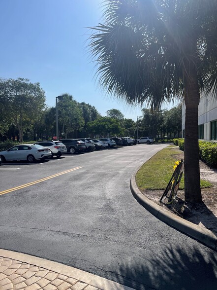 400 Northpoint Pky, West Palm Beach, FL for lease - 700 NB Parking - Image 2 of 11